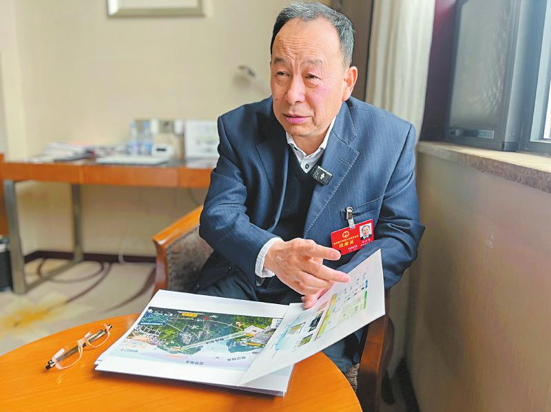 张芷恩向记者展示带来的两张图纸。