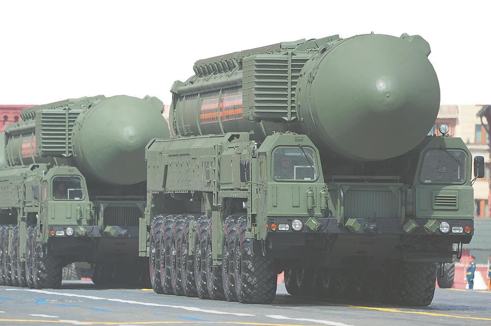 参加纪念苏联伟大卫国战争胜利80周年阅兵式的俄罗斯洲际弹道导弹。新华社记者 赖向东 摄