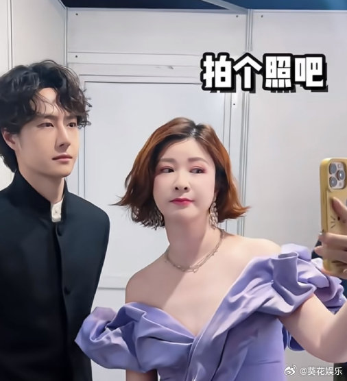 杜华在微博之夜与王一博的合照具体是什么样子?|乐华|自拍|温情|情感|合影_手机新浪网