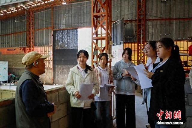 图为突击队成员对河源一家合作社进行考察。 受访者 供图