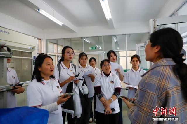图为突击队师生在梅州市农林科学院微生物研究所交流学习。 受访者 供图