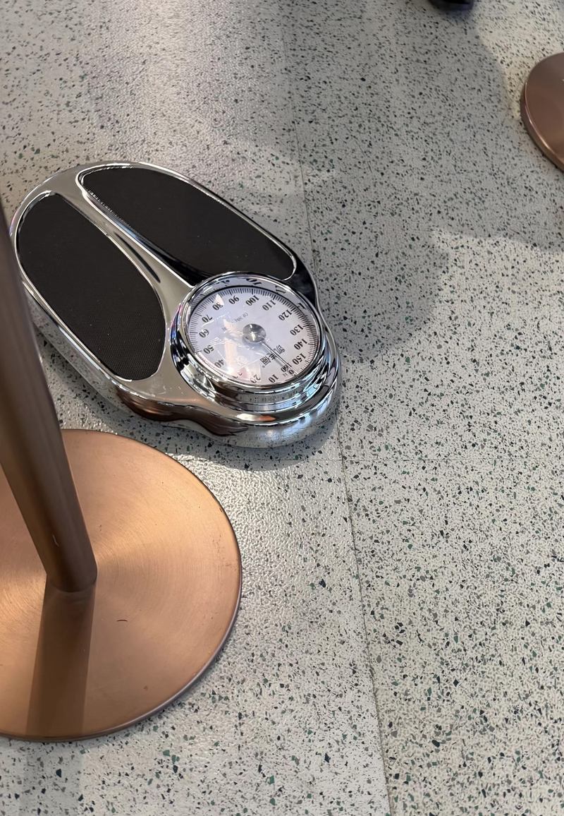 网友展示的航司要求称重现场。受访者供图