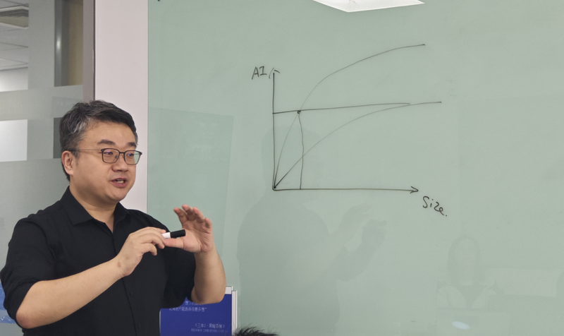 清华大学计算机系长聘教授、面壁智能联合创始人兼首席科学家刘知远。新京报贝壳财经记者罗亦丹/摄