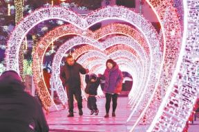 2月4日，游客在龙庆峡第40届冰灯艺术节展区参观。