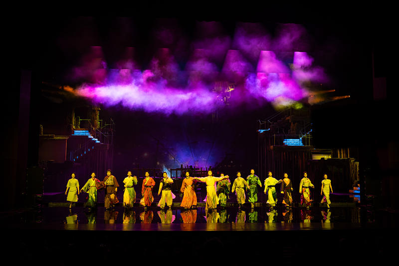 历史人物不再是被仰望的对象，而成为可对话的存在。