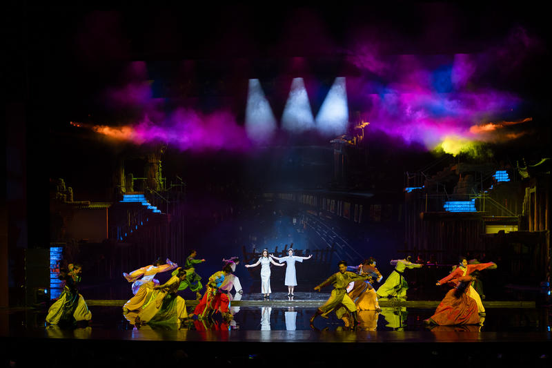 作品将被日常包裹的仪式感重新搬上舞台。