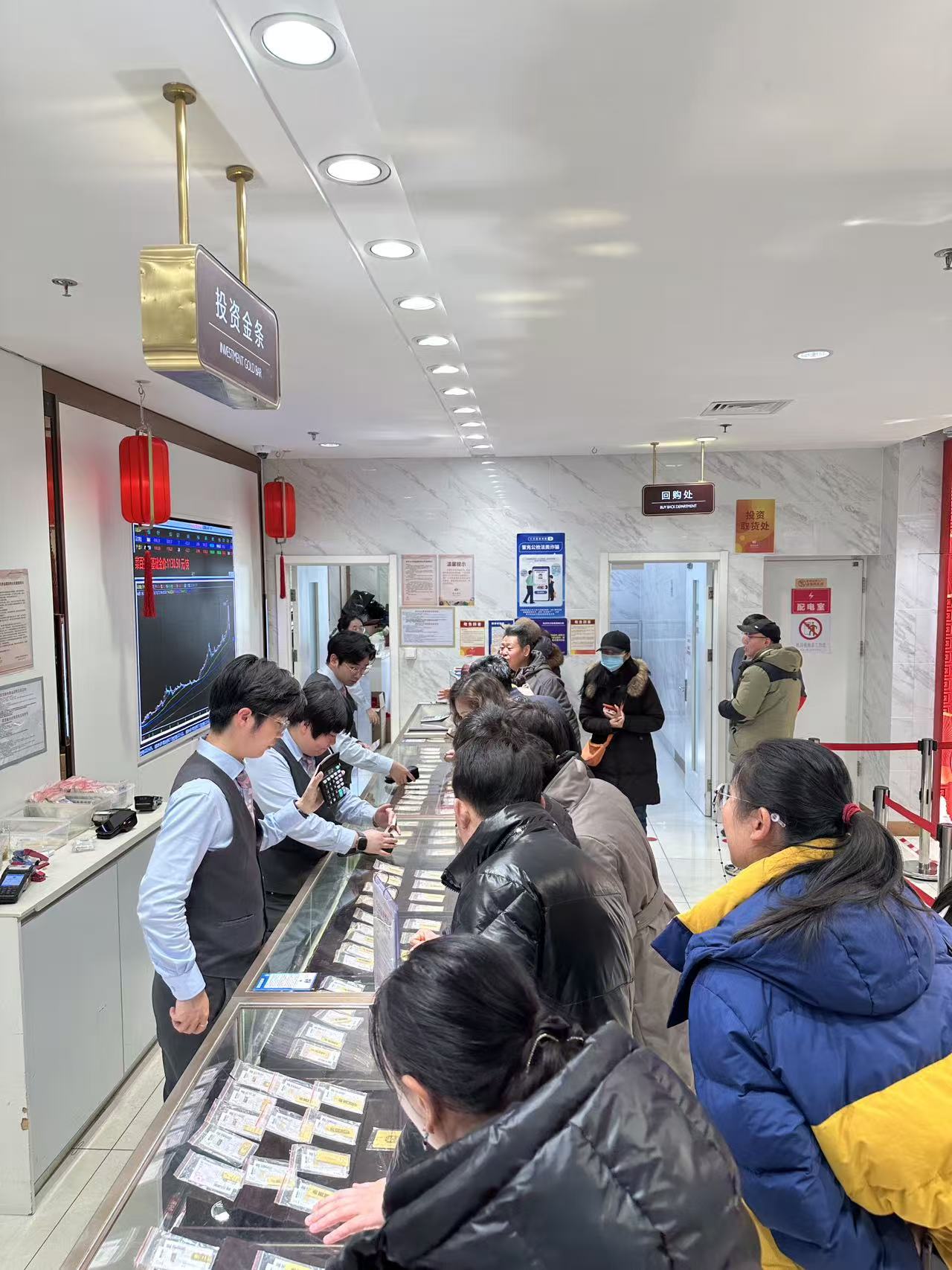 菜市口百货四楼投资金条柜台。（界面新闻记者安震 拍摄）