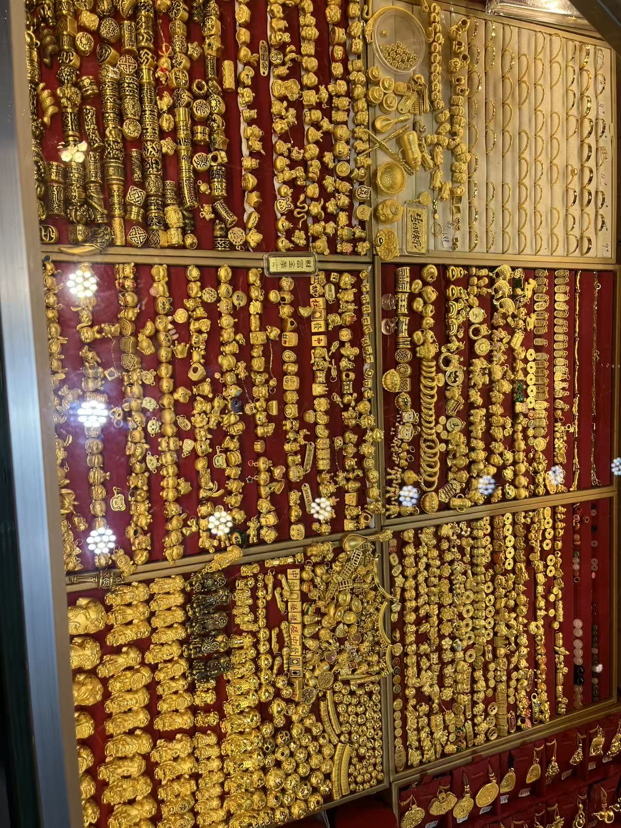 水贝柜台内种种金饰丰富多采（界面新闻记者 何柳颖拍摄）