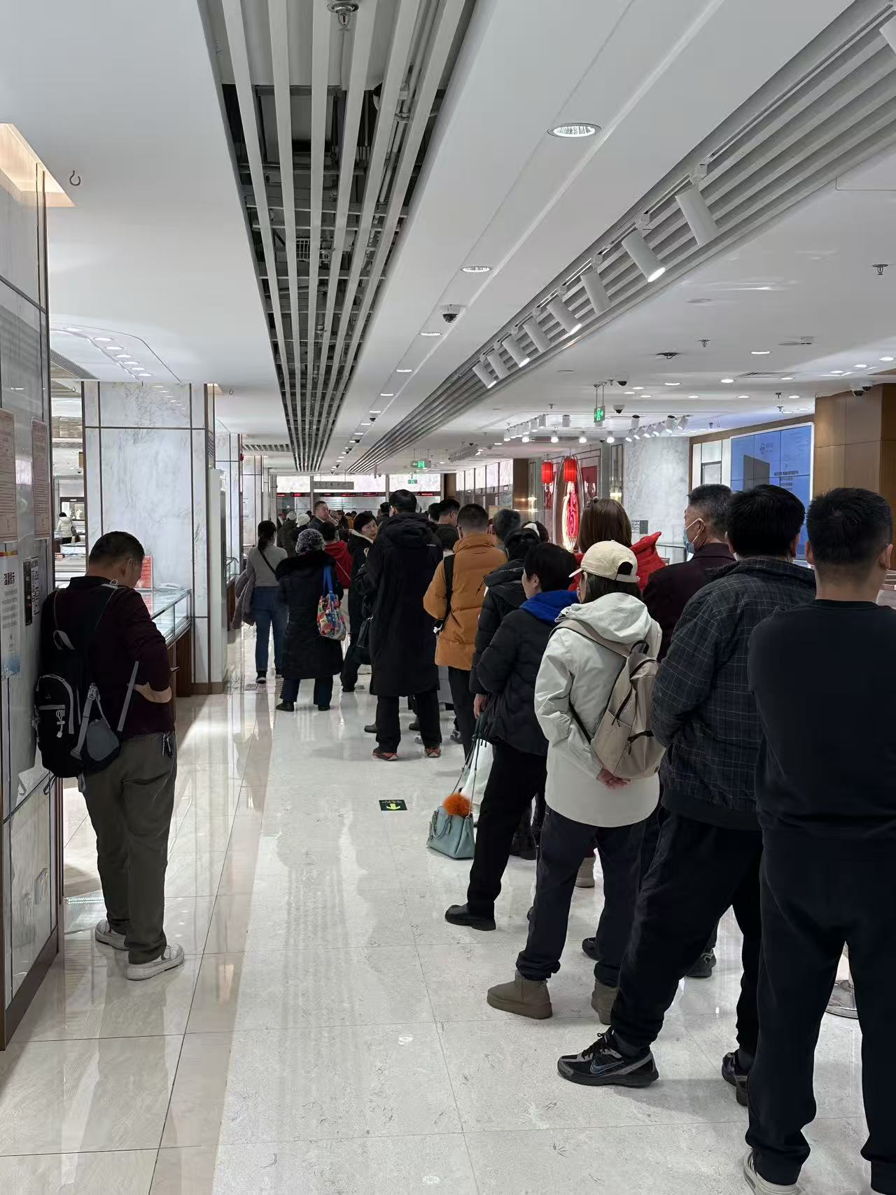 在菜市口百货三楼，回购黄金的东说念主排起长队（界面新闻记者 安震拍摄）