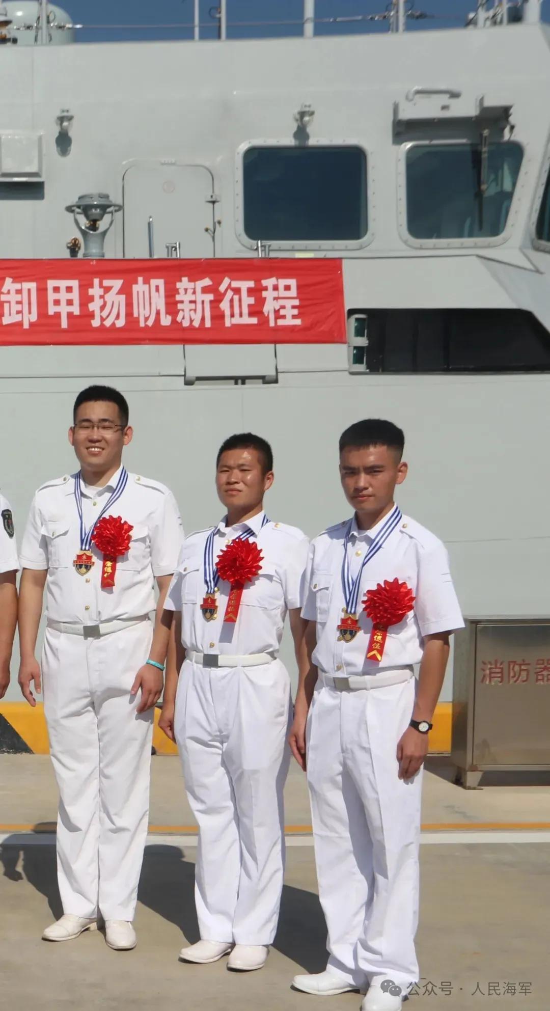 海军定州舰举行悼念活动_新浪新闻