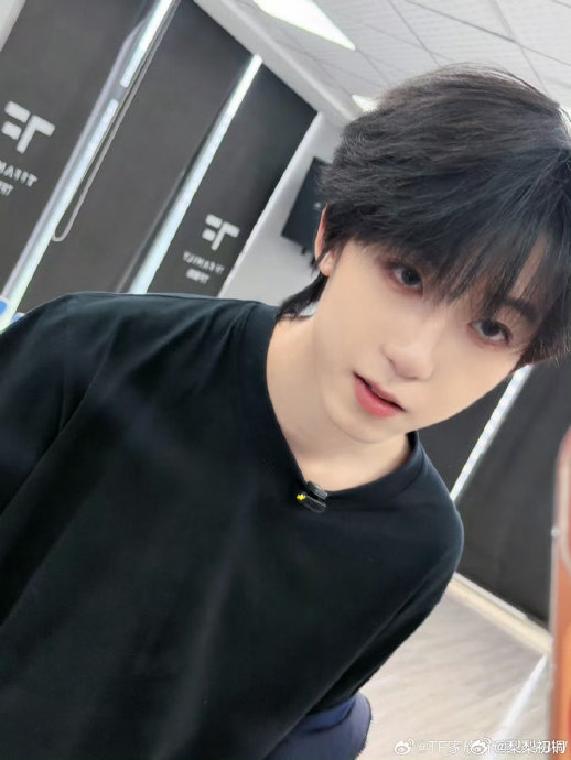 杨博文粉丝为《我们的少年时代2》送的开机花篮具体写了什么内容？|张函瑞|TF家族四代|应援|剧组|弧光_手机新浪网