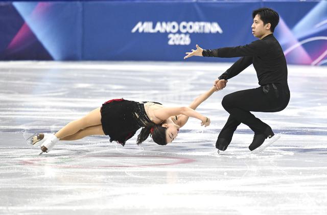 2月6日，中国组合隋文静（左）/韩聪在比赛中。 新华社记者 程敏 摄