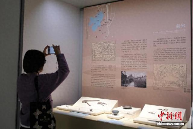 2月7日，游人在杭州西湖博物馆内拍照留念。曹丹 摄