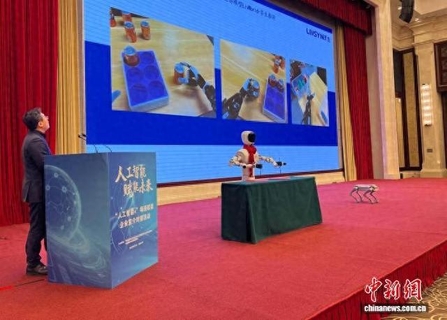 人工智能领域企业7日在乌鲁木齐市进行新品首发。胡嘉琛 摄