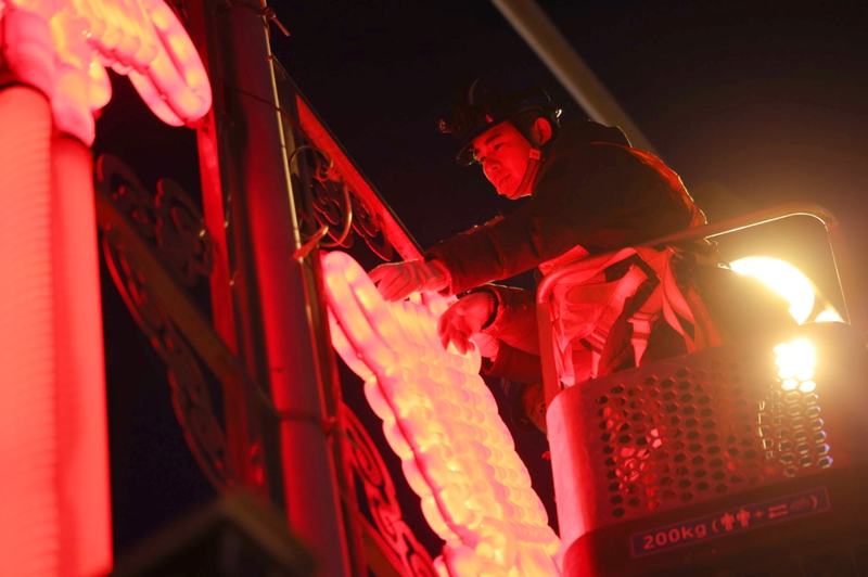 天安门西，国网北京电力城市照明管理中心工作人员维护中国结灯饰。新京报记者 李木易 摄