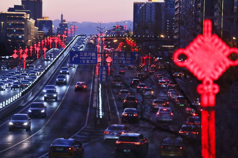 北京市城六区的城市照明进入“春节模式”。新京报记者 李木易 摄