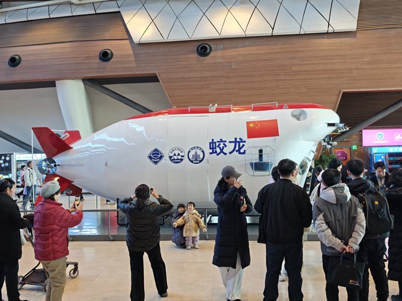 国家海洋博物馆内按1比1比例复刻的“蛟龙”号载人深潜器模型。新京报记者 王巍 摄