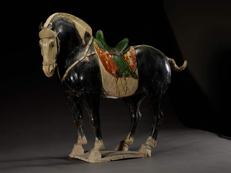唐代三彩黑釉陶马，正在国博展出。图源：中国国家博物馆