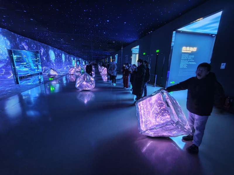 在“未来海洋”展厅，观众可感受海洋不同深度的生态变化。新京报记者 王巍 摄