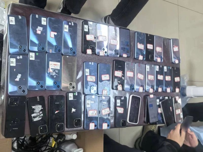 民警在窝点起获的作案手机。沈阳公安供图