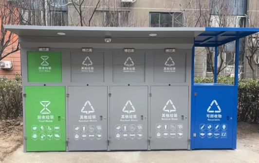 升级的垃圾分类桶站整合了感应、按键、脚踏三合一功能。图/“北京石景山”微信公众号