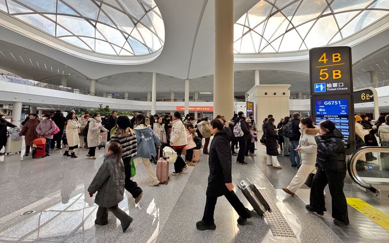 2月8日上午，旅客在北京通州站排队准备检票。新京报记者 王贵彬 摄