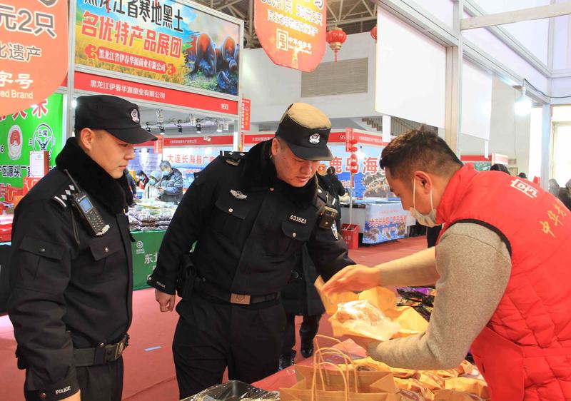 麦子店派出所民警在年货大集巡逻，及时发现排查安全隐患。通讯员 刘明翰摄