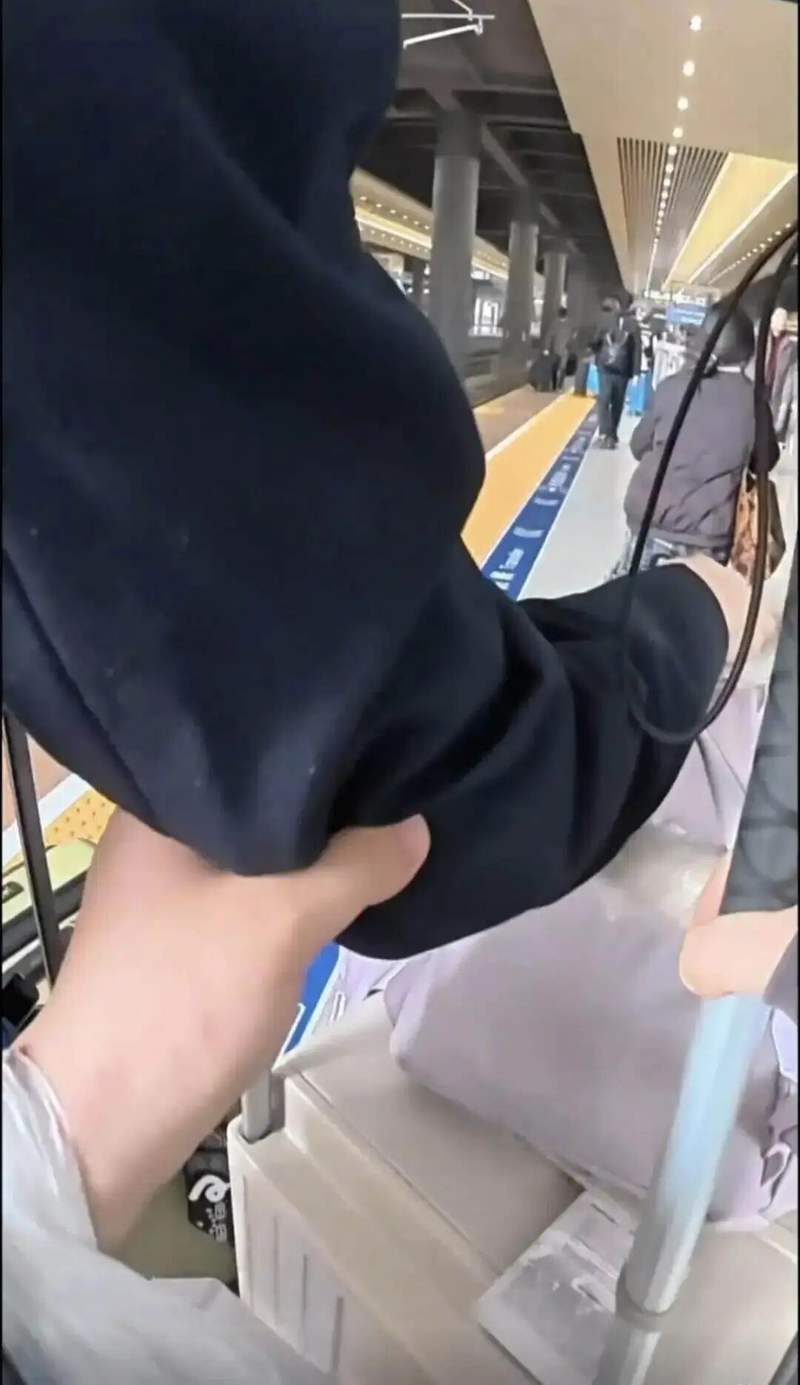 ▲火车站工作人员引导李怡瑾上车。图/羊城晚报