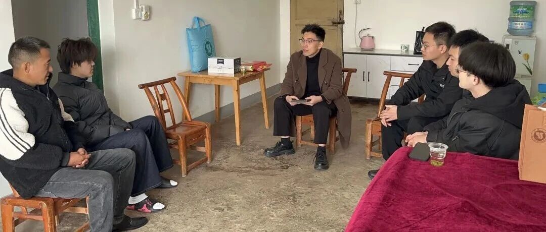 “只有双脚沾满泥土，才能读懂学生背后的故事！”