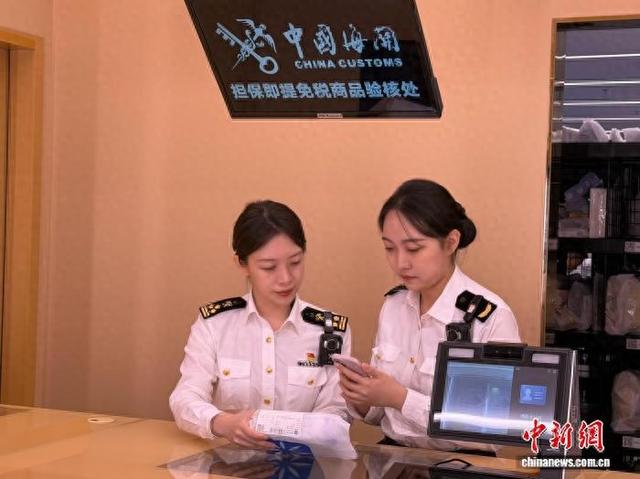 2月6日，海口海关所属三亚机场海关关员在三亚凤凰国际机场提货点开展免税品验核工作。海口海关供图