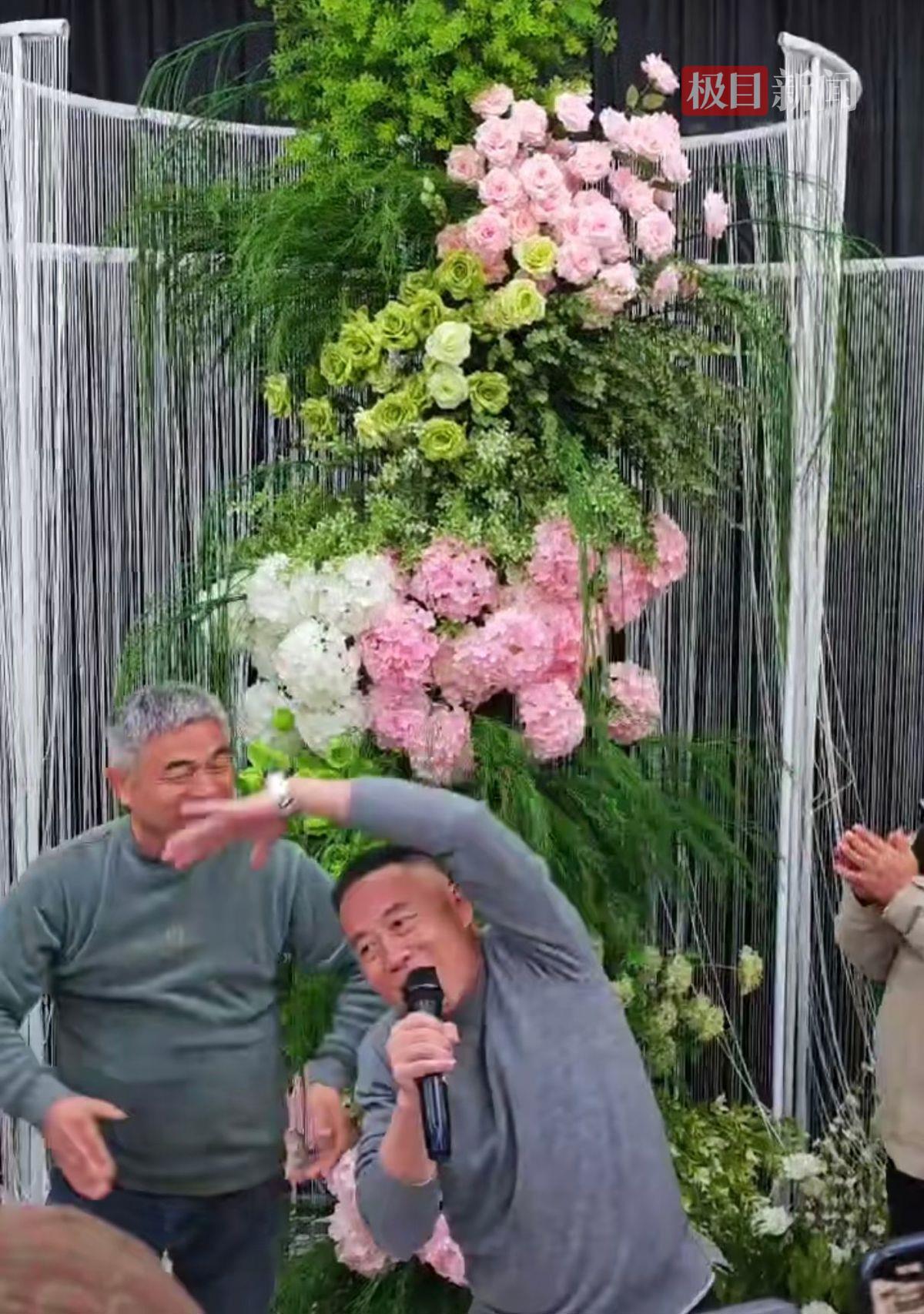 “梅姨案”被拐孩子申聪大婚,寻亲家长合影送祝福,孙海洋现场演绎保留曲目《两只蝴蝶》,郭刚堂表演舞龙|申军良|河南省|周口市|婚礼|结婚_新浪新闻
