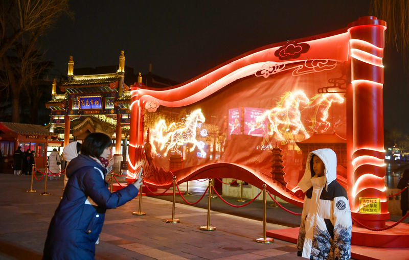 在什刹海荷花市场，市民与景观小品合影留念。新京报记者 王子诚 摄