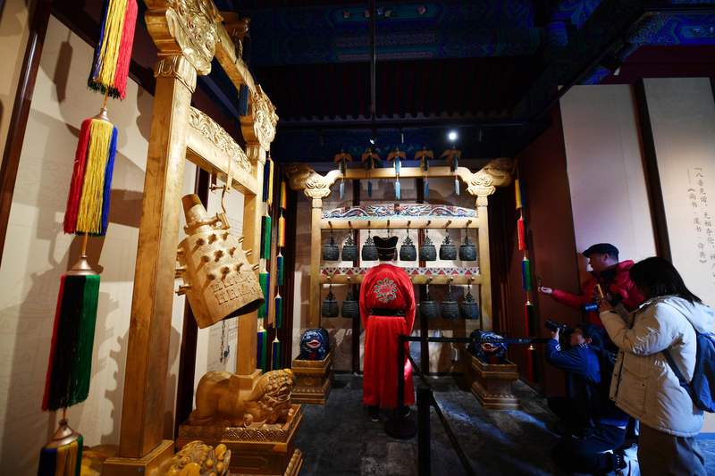 展室中陈列着镈钟和编钟。新京报记者 薛珺 摄