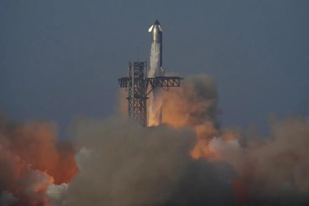 2025年5月27日，好意思国天外探索时刻公司新一代重型输送火箭“星舰”在得克萨斯州实施第九次试飞。新华社/好意思联