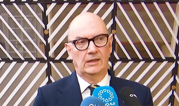 法政府报告扬言要对华征收全面关税，财长急降调：一刀切不太行