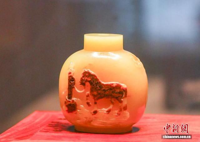 玲珑百态巧作成200余件鼻烟壶精品在长沙展出