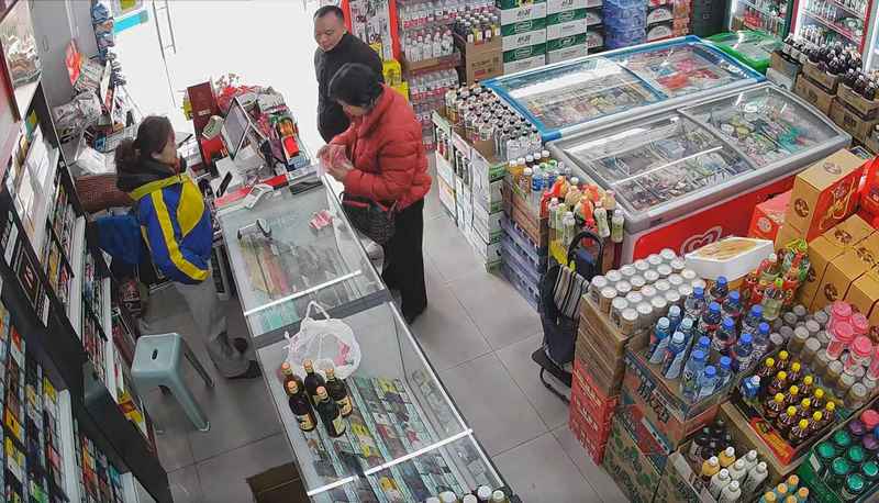 嫌疑人在商店搭讪旅客。上海铁路警方供图