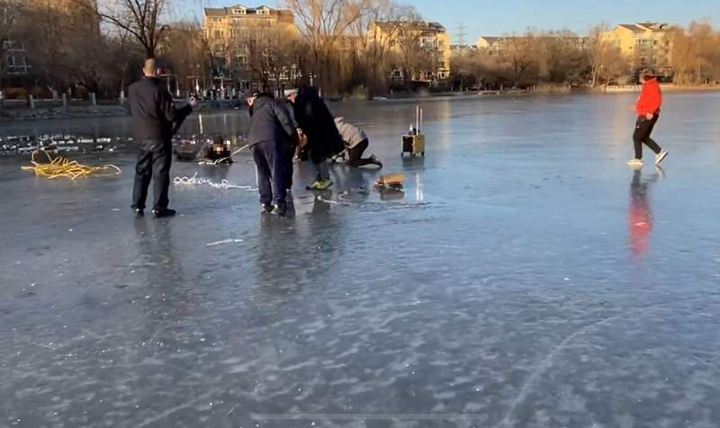 众人合力营救落水老人。视频截图/受访者提供