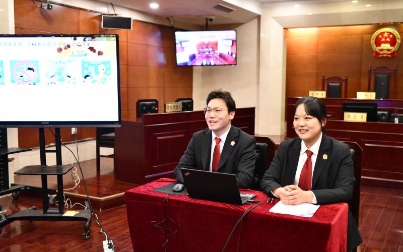 朝阳法院温榆河法庭两位法官助理给小记者们分享法律知识。 尚涵霄 摄