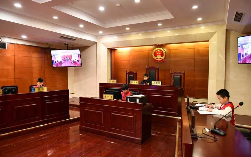 小记者化身小法官，开展模拟法庭活动。 尚涵霄 摄