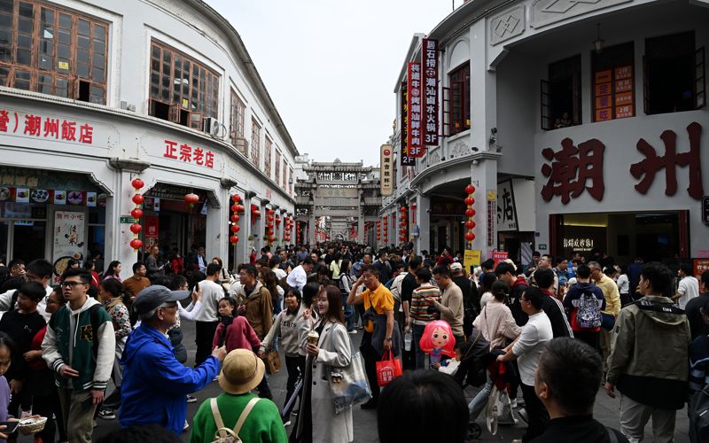 2025年2月1日，广东潮州牌坊街游人如织。图/IC photo