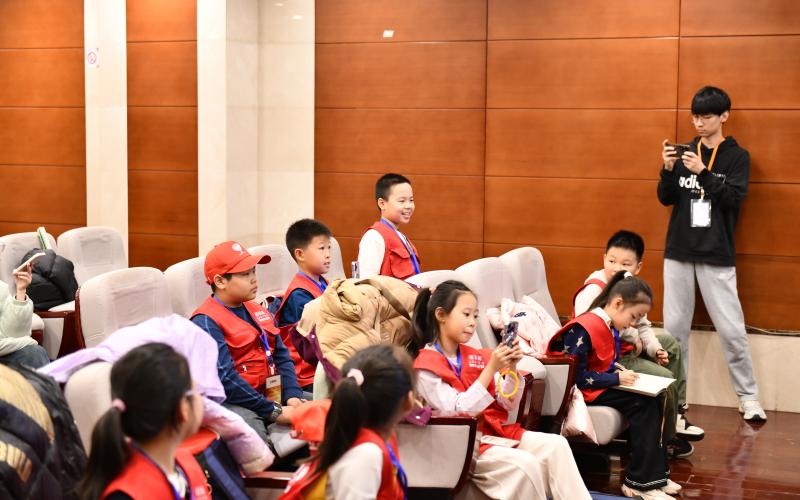 小记者们积极和法官进行互动提问。 尚涵霄 摄