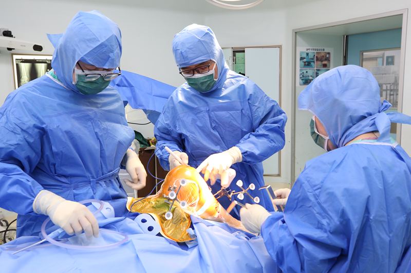 柴伟、南少奎团队医护人员正在手术。受访者供图