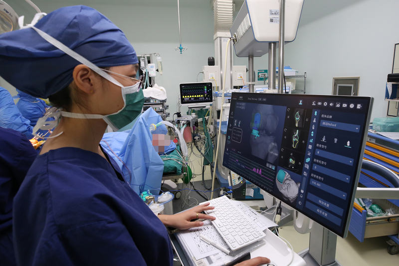 柴伟、南少奎团队医护人员正在手术，屏幕数据显示手术非常成功。受访者供图