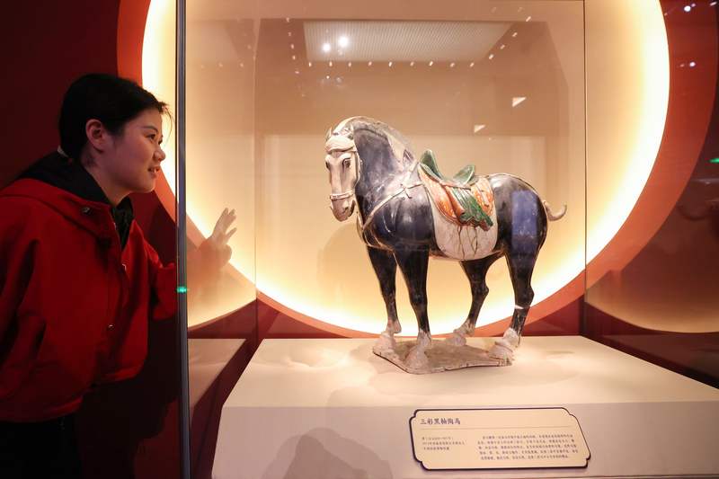 观众在中国国家博物馆参观“跃马扬鞭——马年新春文化展”。图/IC photo
