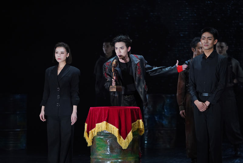 在“人人皆可成为15分钟明星”的时代，传统意义上完美的英雄早已不复存在。 摄影：李晏