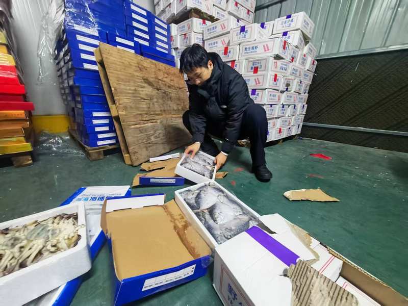 民警对涉案冷库进行搜查。上海警方供图