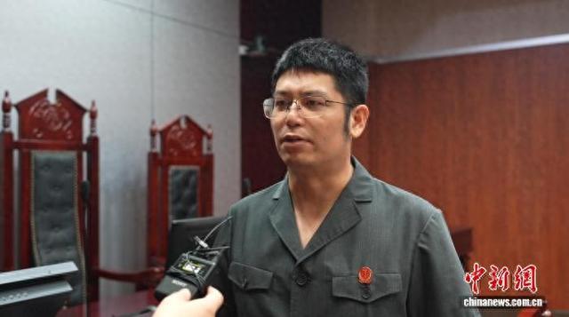 临平区人民法院刑事审判庭副庭长吴希根接受记者采访。受访者 供图