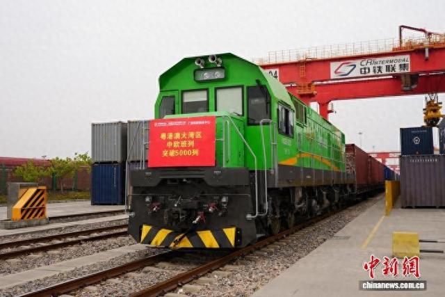 2月11日，X8426次中欧班列缓缓驶出广州国际港铁路场站，奔赴波兰。(国铁广州局供图)