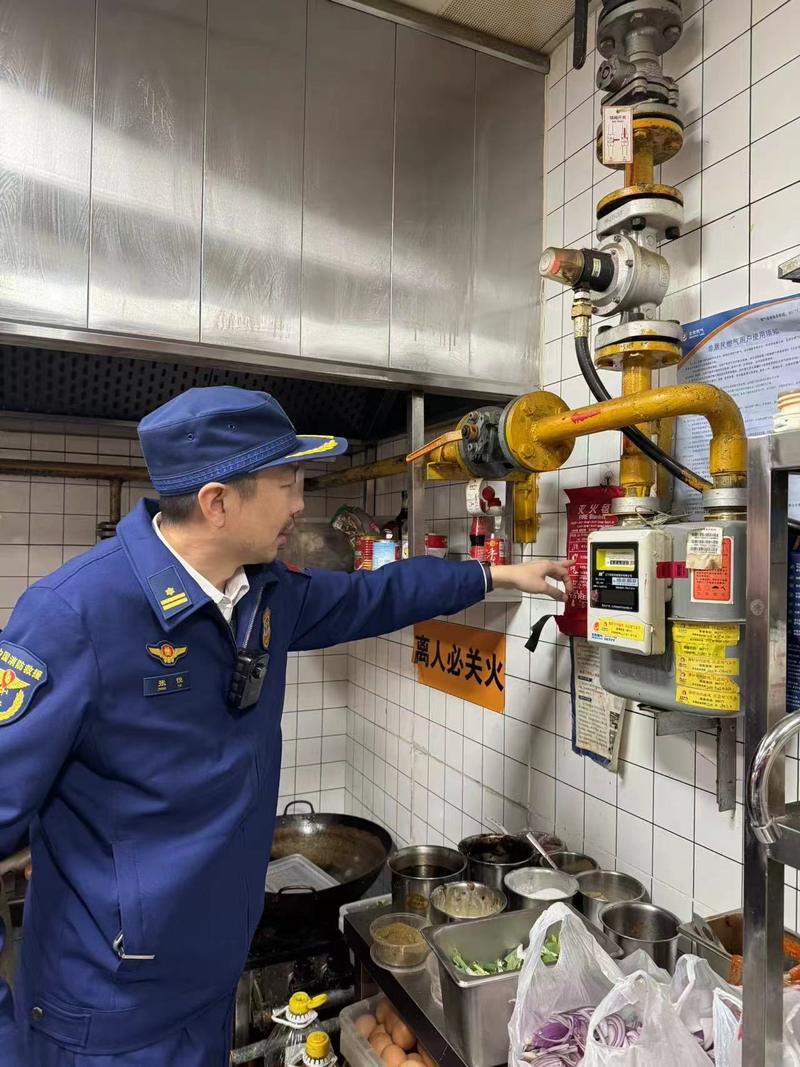 检查人员在餐馆后厨进行安全检查。海淀消防供图